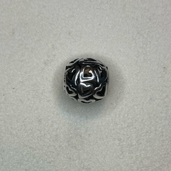 Chamilia Captured Hearts Charm - Picture 3 of 5